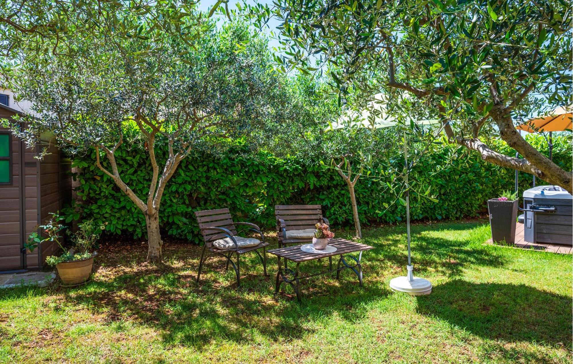 Stunning Apartment In Rovinj With Kitchen Eksteriør bilde