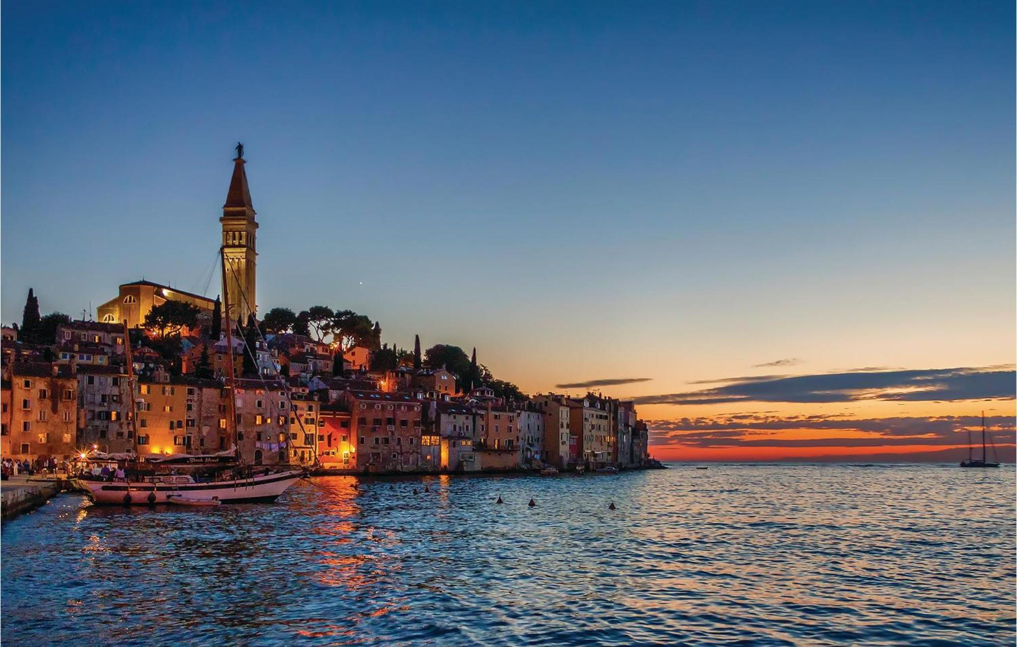 Stunning Apartment In Rovinj With Kitchen Eksteriør bilde
